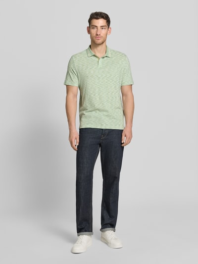 Männermodel trägt Regular Fit Poloshirt mit Polokragen von PAUL SMITH in Hellgrün aus Reine Baumwolle, Ganzkörperansicht von vorne.