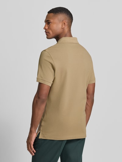 Männermodel trägt Regular Fit Poloshirt aus reiner Baumwolle von Barbour, Optik: Unifarben, Piqué, Ganzkörperansicht Rückansicht.