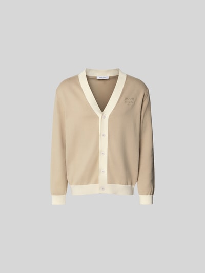 Produktfoto, Cardigan aus reiner Baumwolle von MAISON KITSUNÉ in Beige mit V-Ausschnitt, lockerer Passform und gerippten Abschlüssen.