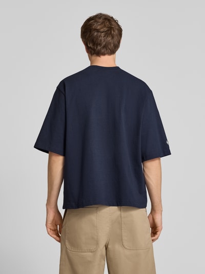 Männermodel trägt T-Shirt mit Ketten-Stickerei und Rundhalsausschnitt von REVIEW, Dunkelblau, Reine Baumwolle, Relaxed-Fit, Rückenlänge 65 cm, Ganzkörperansicht Rückansicht