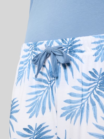Frauenmodel trägt Regular Fit T-Shirt mit Zierschleife von LOUIS & LOUISA aus reiner Baumwolle mit Statement-Stitching, Nahaufnahme Oberkörper.