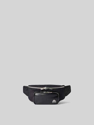 Produktfoto, heren heuptasje Bauchtasche aus Rindsleder-Mix van Moose Knuckles in zwart, hoofdvak met ritssluiting, verstelbare draagriem, logodetail, ritsvak buitenzijde, breedte 27 cm, lengte 14 cm, diepte 7 cm, mix van rundleer