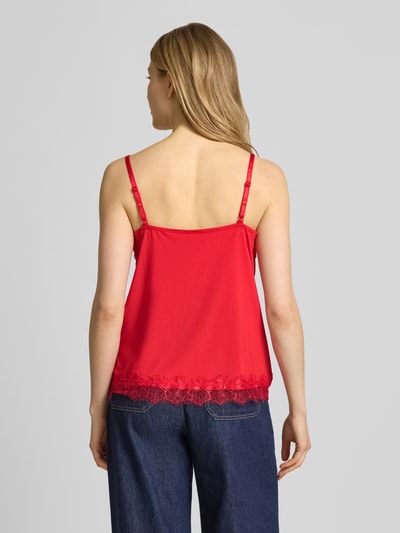 Modelka prezentuje Regular Fit Top mit Spitzenbesatz Modell 'Bicco' od FREE/QUENT, czerwony kolor, koronkowe wykończenie, krój regular fit, cienkie ramiączka, materiał elastyczny, widok całej sylwetki od tyłu.