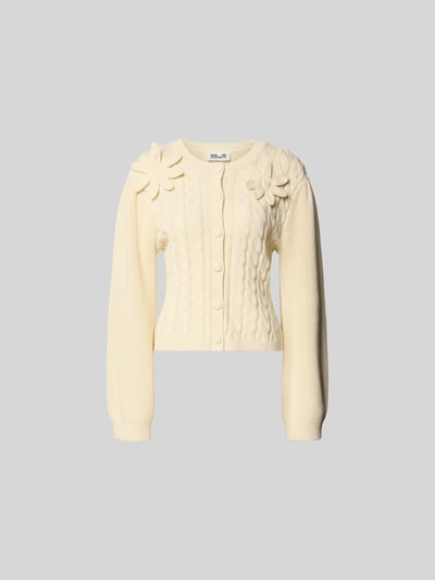 Produktfoto, Strickjacke mit floralem Zierbesatz von BAUM & PFERDGARTEN in Creme, reine Baumwolle, taillierte Passform, Rundhalsausschnitt, durchgehende Knopfleiste, Rückenlänge 53 cm bei Größe S, strukturierte Oberfläche.