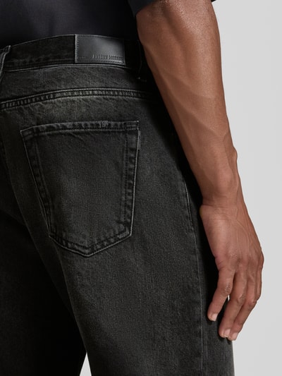 Männermodel trägt Wide Fit Jeans aus reiner Baumwolle Modell "JAMES" von Antony Morato, 5-Pocket-Design, Nahaufnahme Rückansicht.