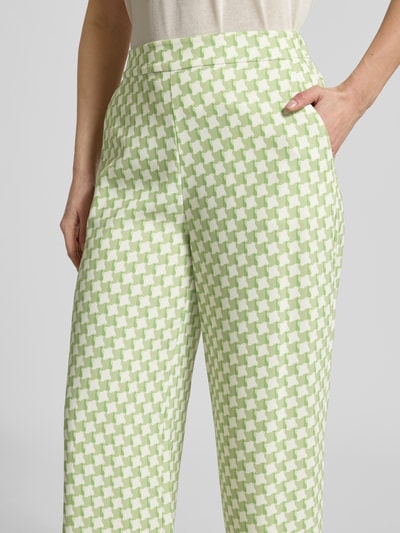 Kobiece modelka nosi Regular Fit Weite Hose mit elastischem Bund Modell 'Haseli-1' von HUGO, efekt: wzór na całej powierzchni, krój regular fit, średni stan, elastyczny pas, wpuszczane kieszenie, wykończenie materiału: stretch, abstrakcyjny wzór, wielokolorowe barwy, detailaufnahme obszaru talii i bioder.
