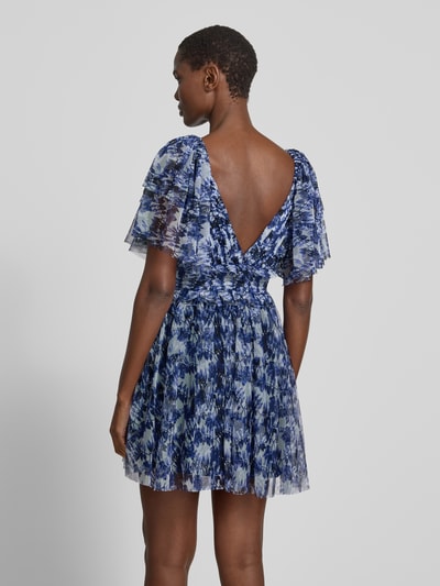 Frauenmodel trägt Cocktailkleid aus Mesh mit V-Ausschnitt von LACE & BEADS, blauer Allover-Look, taillierter Schnitt, Minikleid, Ganzkörperansicht Rückansicht. Rückenlänge bei Größe S: 55 cm, Brustweite: 45 cm, Ärmellänge: 25 cm.