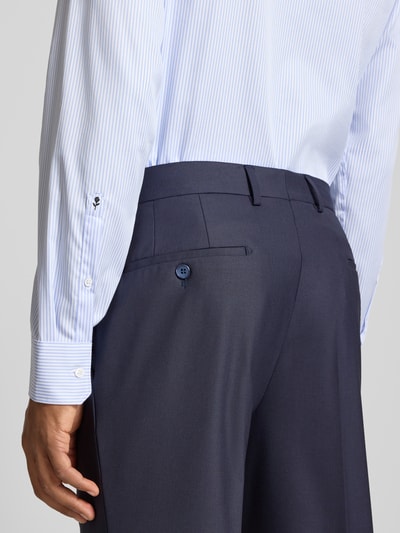 Männermodel trägt Regular fit zakelijk overhemd van katoenmix model 'H-Joe-kent' van BOSS voor Heren, detailopname rugaanzicht