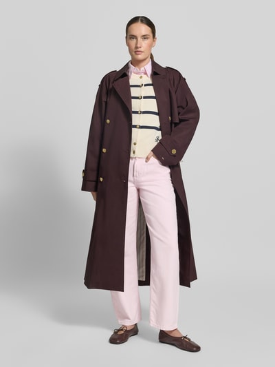 Frauenmodel trägt Barrel Fit Jeans aus reiner Baumwolle von Tommy Hilfiger, Optik: Unifarben, Denim, Passform: Barrel Fit, Mid Waist, Label-Patch, 5-Pocket-Design, Knopf und verdeckter Reißverschluss, Ganzkörperansicht von vorne.