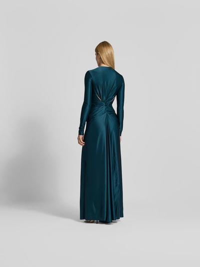 Frauenmodel trägt Slim Fit Maxikleid aus Viskose-Mix von Victoria Beckham, elegantes Design in Petrol mit Raffungen, Ganzkörperansicht Rückansicht.