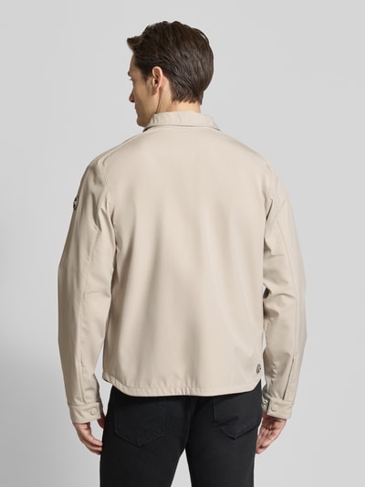 Männermodel trägt Regular Fit Hemdjacke mit Umlegekragen von Colmar Originals in Beige, Zweiwege-Reißverschluss, Rückenansicht, Ganzkörperansicht Rückansicht.