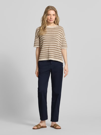 Frauenmodel trägt Regular Fit Chino aus Baumwoll-Mix von s.Oliver RED LABEL, Optik: Unifarben, dunkelblau, Twill, Ganzkörperansicht von vorne.