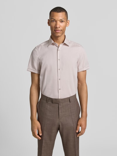 Męski model nosi Slim Fit Business-Hemd mit Kentkragen od OLYMP, jasnoróżowa bawełna, krój slim fit, guzikowana listwa, rękawy z mankietem, długość pleców w rozmiarze 40: 70 cm, szerokość ramion w rozmiarze 40: 40 cm, długość rękawa w rozmiarze 40: 24 cm, widok całej sylwetki z przodu.