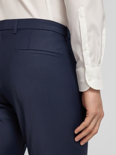 Männermodel trägt Slim Fit Anzughose mit Woll-Anteil Modell 'Piet' - 'Drynamic' van DRYKORN, donkerblauw, detailopname achterzijde, ademend en waterafstotend, gemêleerde wolmix, lederen zakken.