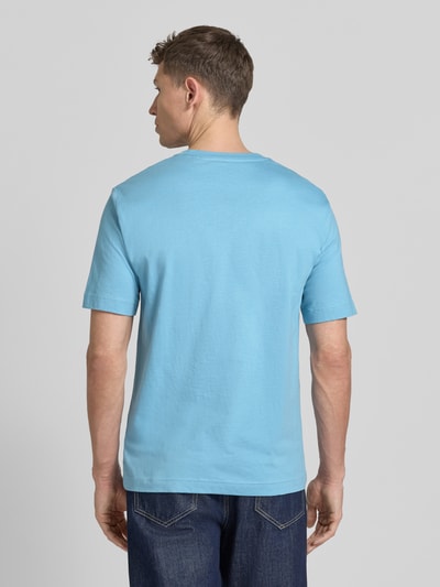 Männermodel trägt Regular Fit T-Shirt aus reiner Baumwolle von Marc O'Polo, unifarben hellblau, Jersey, Logo-Stitching, Ganzkörperansicht Rückansicht.