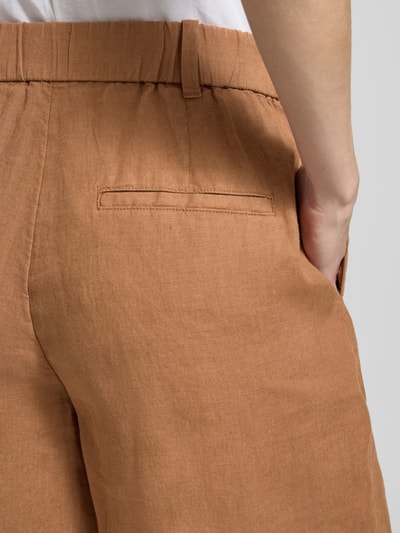 Frauenmodel trägt Wide Fit Shorts aus reinem Leinen mit Tunnelzug von Marc O’Polo in Unifarbe, Leinenstruktur, Nahaufnahme Gesäß.