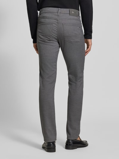 Männermodel trägt Stoffhose aus Baumwoll-Mix mit Viskose-Anteil Modell 'Cadiz' von Brax in Melange Grau, Straight Fit, Ganzkörperansicht Rückansicht.
