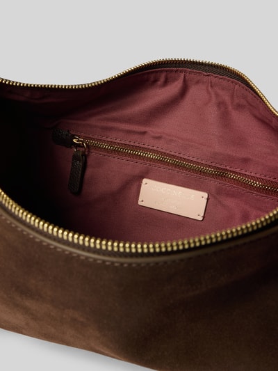 Produktfoto, Handtasche aus echtem Leder Modell 'THESS' von Coccinelle mit Label-Details, Innentasche und Reißverschluss, Obermaterial braun, Innenfutter bordeaux, Hauptfach und Schulterriemen, Damen Handtasche, Maße laut Kontext.