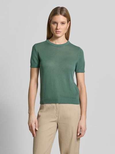 Frauenmodel trägt Strickshirt aus Leinen-Mix mit Rundhalsausschnitt von Jake*s Collection in Grün, gerader Schnitt, 1/2-Arm, Ganzkörperansicht von vorne.