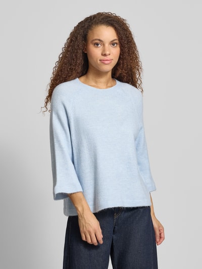 Frauenmodel trägt Oversized Strickpullover mit 3/4-Arm Modell 'SIMONI' von ONLY, Optik: Unifarben, Strickoptik, Melange, Ganzkörperansicht von vorne.