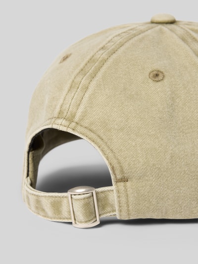 Produktfoto, Basecap mit Label-Stitching von MADS NØRGAARD aus reiner Baumwolle in Beige, verstärkter Schirm, größenverstellbar, strukturierte Oberfläche
