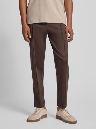 Männermodel trägt Sweatpants mit Eingrifftaschen Modell 'Josemiguel' von JOOP! Collection in Braun, Straight Fit, Nahaufnahme Unterkörper