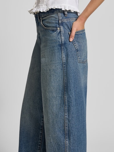 Frauenmodel trägt Barrel Jeans aus reiner Baumwolle Modell 'TAYLOR' von ONLY, mittleres Blau, strukturierte Oberfläche, Nahaufnahme Oberkörper, Damen Barrel Jeans von ONLY.