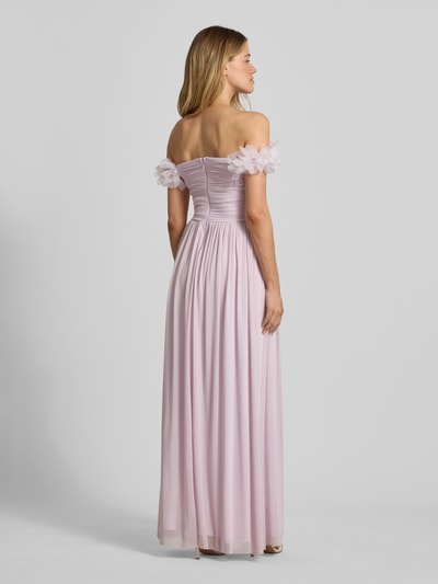 Modelka nosi Abendkleid mit floralen Applikationen und Carmen-Ausschnitt od Lipsy, różowy szyfon, A-linia, długość maxi, aplikacje kwiatowe, zapięcie na hak i zamek z tyłu, długość pleców w rozmiarze 36: 25 cm, szerokość w rozmiarze 36: 30 cm, widok całej sylwetki z tyłu
