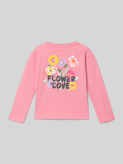 Mädchen trägt Regular Fit Sweatshirt aus reiner Baumwolle Modell 'JOAN' von Only in Rosa mit buntem Motiv-Print, Ganzkörperansicht Rückansicht.