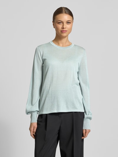 Frauenmodel trägt Regular Fit Pullover aus Viskose-Mix Modell 'Karta' von JOOP! in Glitzer-Optik mit Trompetenärmel, Rundhalsausschnitt, elastische Ärmelabschlüsse, hellblaue Farbe, weiche Textur, Damen Pullover, Ganzkörperansicht von vorne.