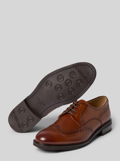 Produktfoto, Derby aus Leder mit Loch-Muster Modell 'ULRICH' von Carl Gross, braun, Abgerundete-Spitze, Schnürung, Absatzhöhe 3 cm, Schafthöhe 7 cm, Schaftweite 10 cm, strukturierte Ledermaserung und Gummisohle.