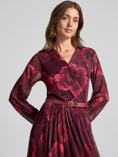 Vrouwenmodel draagt midi-jurk uit viscosemix van ZABAIONE, getailleerde pasvorm, v-hals, met lange mouwen, model 'Sabia', detailopname bovenlichaam. Context: Dames midi-jurk uit elastische viscosemix, getailleerd model, v-hals, lange mouwen, ruglengte maat S: 120 cm, borstwijdte maat S: 38 cm, mouwlengte maat S: 62 cm.