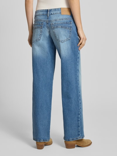 Vrouwenmodel draagt Wide Fit Jeans im 5-Pocket-Design van Gina Tricot, katoenmix, blauwe denim, bandwijdte maat 36: 41 cm, binnenbeenlengte 81 cm. Ganzkörperansicht Rückansicht.