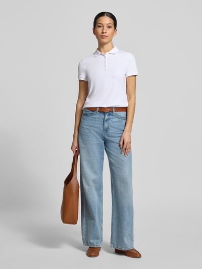 Frauenmodel trägt Slim Fit Poloshirt mit Knopfleiste von Christian Berg Woman aus Baumwoll-Elasthan-Mix, Damen, Ganzkörperansicht von vorne.