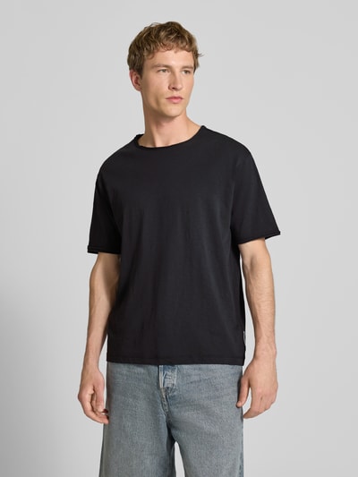 Männermodel trägt Relaxed Fit T-Shirt aus reiner Baumwolle von Marc O'Polo Denim, Optik: Unifarben, Rundhals, Kurzarm, Ganzkörperansicht von vorne.