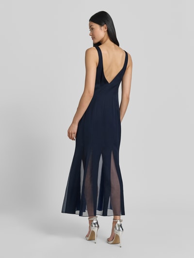 Vrouwenmodel draagt avondjurk van BOSS, model 'Donabelli', look: effen, pasvorm: zeemeerminstijl, midi, transparante inzetten, satijn, Ganzkörperansicht Rückansicht.