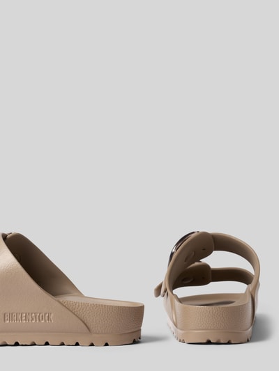 Produktfoto, Slipper mit offener Ferse Modell 'Arizona' von Birkenstock in Beige mit abgerundeter Ferse, Logo-Detail, Struktur-Oberfläche.