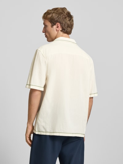 Männermodel trägt Relaxed Fit Freizeithemd mit Motiv-Stitching von REVIEW, bawełniany miks, kołnierz rewersowy, zapięcie na guziki, długość tyłu w rozmiarze M: 72 cm, szerokość ramion w rozmiarze M: 45 cm, długość rękawa w rozmiarze M: 30 cm, kremowy kolor, prosta faktura, całkowity widok z tyłu