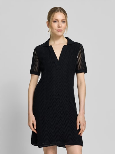 Frauenmodel trägt Leicht ausgestelltes Häkelkleid aus Baumwoll-Mix Modell 'C_ELOA' von BOSS Orange, Optik: Unifarben, V-Ausschnitt, Polokragen, Mini-Länge, Unterkleid, Häkelspitze, Kurzarm, Material: Baumwoll-Mix, Ganzkörperansicht von vorne.