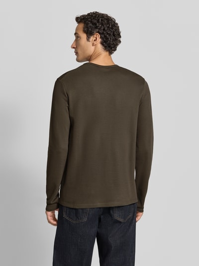 Männermodel trägt Regular Fit Longsleeve aus reiner Baumwolle Modell 'Basic' von Lindbergh in Dunkelbraun, Ganzkörperansicht Rückansicht. Herren Longsleeve, Rundhalsausschnitt, Rückenlänge bei Größe M 73 cm.
