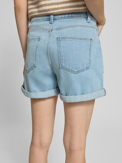 Frauenmodel trägt Jeansshorts im Destroyed-Look Modell 'SMILEY' von Noisy May aus Reine Baumwolle im Relaxed-Fit, Ganzkörperansicht Rückansicht. Bundweite bei Größe S: 36 cm, Innenbeinlänge bei Größe S: 11 cm.