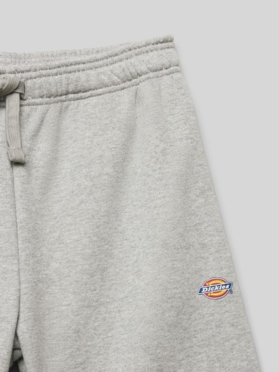 Dickies Szorty z dzianiny dresowej o kroju regular fit z nadrukiem z logo model ‘MAPLETON’ Jasnoszary melanż 2