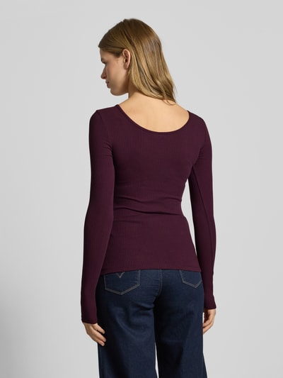Modelka kobieca nosi Slim Fit Langarmshirt aus Baumwoll-Mix Modell 'KITTE' od Pieces, gładkie, prążkowana faktura, widok całej sylwetki z tyłu.