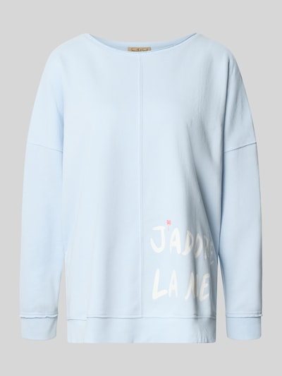 Produktfoto, Oversized Sweatshirt mit Statement-Print und Rollsaum von Smith and Soul in Hellblau, Baumwoll-Mix mit Modal-Anteil, Rundhalsausschnitt, überschnittene Schultern, Rollsaum, Vorderseite mit weißen Printdetails