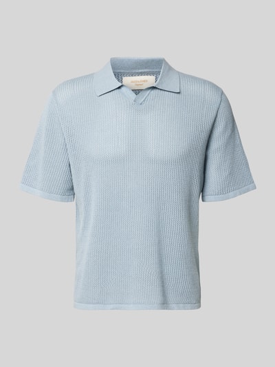 Produktfoto, hellblaues Regular Fit Strick-Poloshirt Modell 'CASSIS' von Jack & Jones aus reiner Baumwolle mit V-Ausschnitt, feine Strickstruktur.