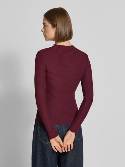 Frauenmodel trägt Slim Fit Langarmshirt mit Viskose-Anteil Modell 'EMMA' von ONLY in Dunkelrot, gerippte Textur, Damen Langarmshirt, Ganzkörperansicht Rückansicht.