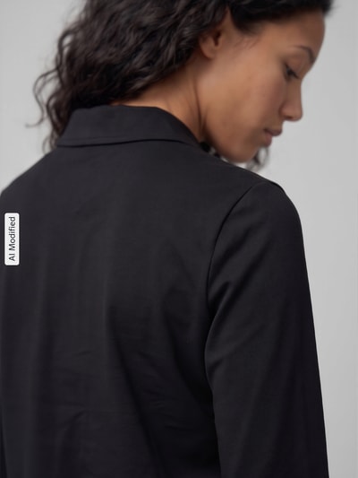 Frauenmodel trägt Relaxed Fit Langarmbluse aus Baumwoll-Mix von s.Oliver RED LABEL in Schwarz, glatte Textur, Detailaufnahme, KI-modifiziertes Bild.