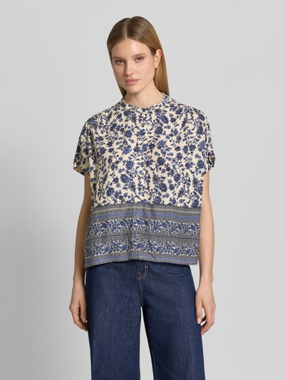 Frauenmodel trägt Relaxed Fit Bluse aus Viskose im Allover-Look Modell 'Mya' von LOLLYS LAUNDRY, creme mit blauen Mustern, Ganzkörperansicht von vorne. Damen Bluse, Reine Viskose, Allover-Look, Rundhalsausschnitt, Rückenlänge Größe S 59 cm, Ärmellänge 15 cm.