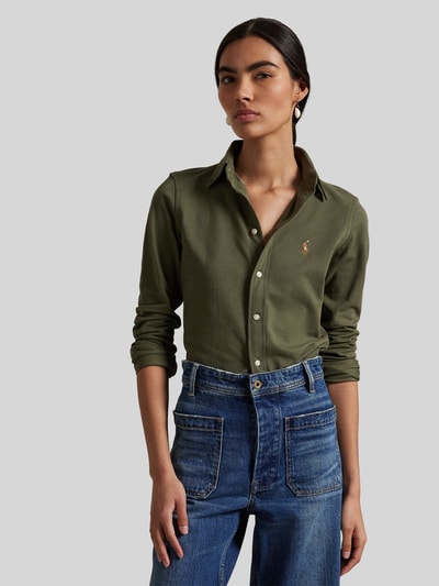 Frauenmodel trägt Hemdbluse mit Label-Stitching von Polo Ralph Lauren aus reiner Baumwolle, Slim Fit, olivgrün, Knopfleiste, Nahaufnahme Oberkörper.