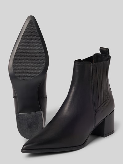 Produktfoto, botki z naturalnej skóry z obcasem słupek Model 'CPH298' od Copenhagen, czarny kolor, przód spiczasty, wstawki elastyczne, wysokość obcasa 6 cm w rozmiarze 40, wysokość cholewki 14 cm w rozmiarze 40, szerokość cholewki 10 cm w rozmiarze 40, gładka tekstura
